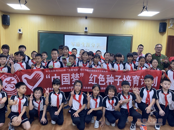 潘寶駒與學生合影留念.jpg