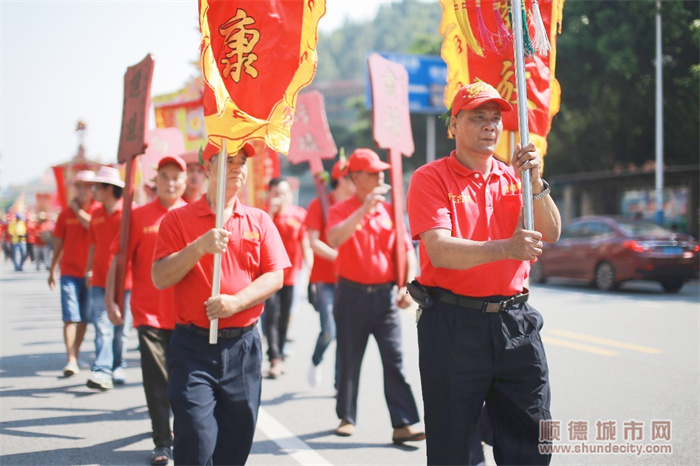 关帝侯王出游帅旗开道（历史图片）_副本.jpg