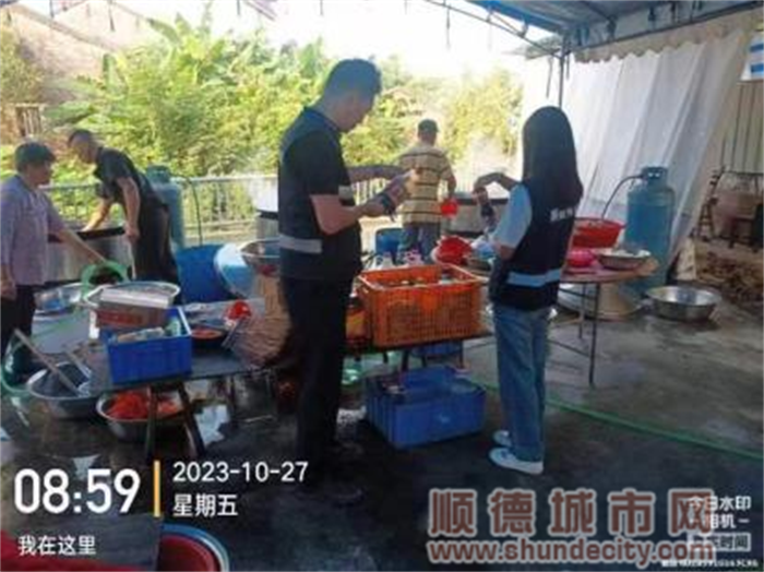 shundeplus/images/article/2023/11/08/df69e2023110808224498158.jpg 为加强关帝饭食品安全,新华网格员对食品进行抽样收集与检测。.png