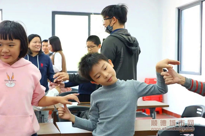通过抓手指游戏，在游戏中重温亲子牵手。.jpg