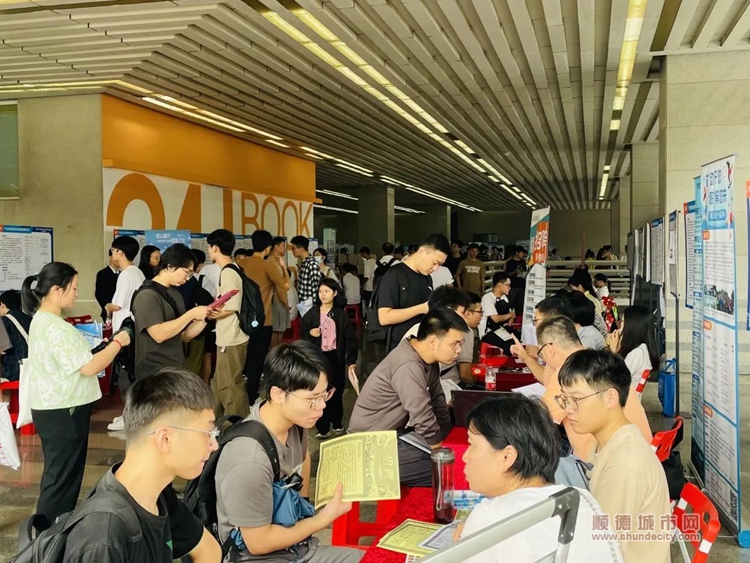 大学城招聘会1.jpg