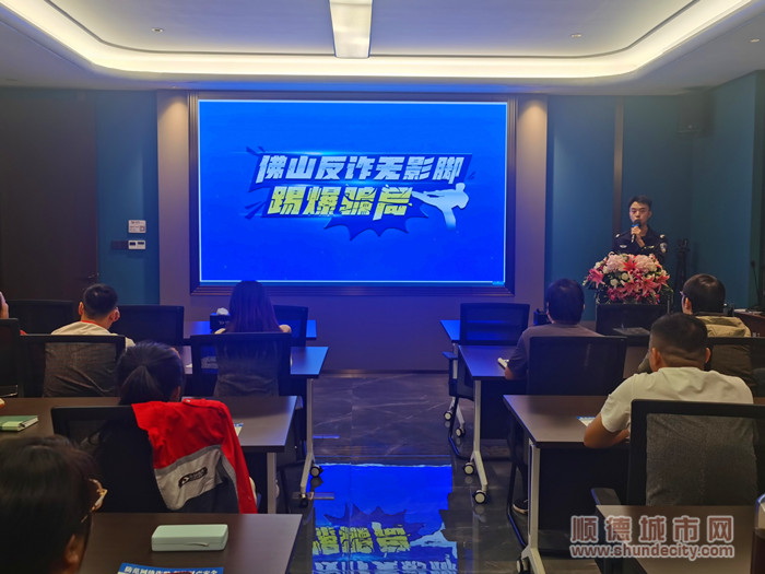 现场参与人员认真听案例分析。.jpg