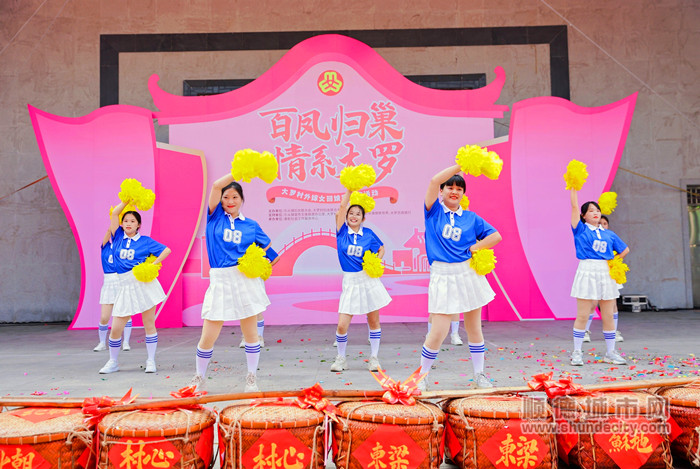 精彩的文艺表演。.jpg