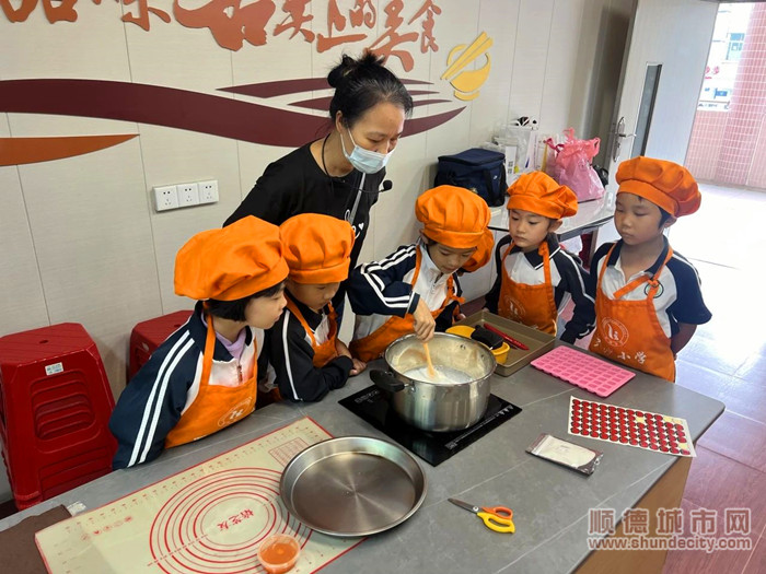 小厨神们在老师的指导下制作美食。.jpg