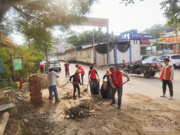 shundeplus/images/article/2024/01/15/a391620240115182309429802.jpg 鹤峰社区志愿者参与到清扫行动中。_副本.jpg