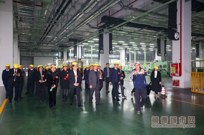 对标世界级“灯塔工厂”的美的机电工业4.0智能化生产基地。.jpg