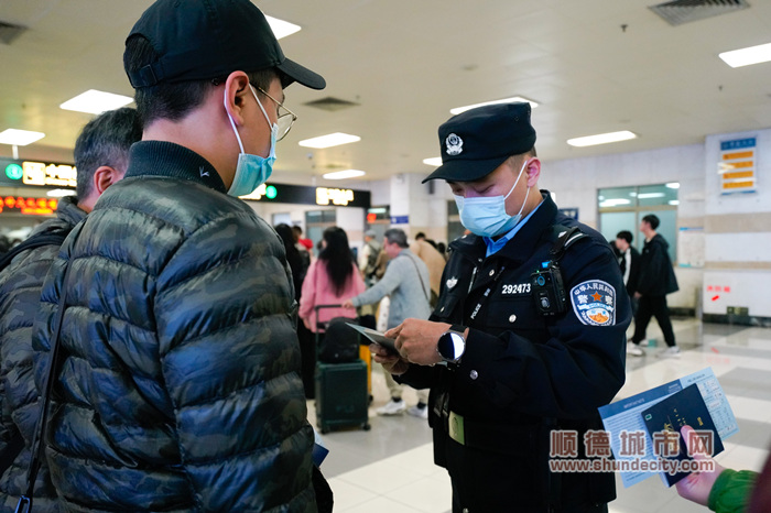 shundeplus/images/article/2024/02/06/62a7a20240206141702794652.jpg 顺德边检站增派警力为出入境旅客解答咨询_副本.jpg
