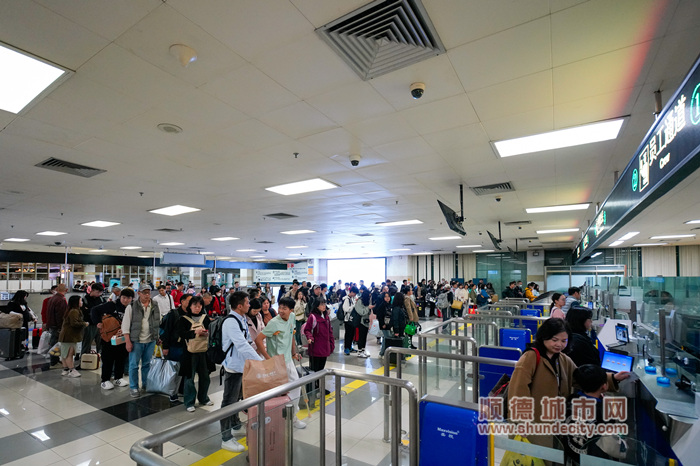 shundeplus/images/article/2024/02/06/9caca20240206141542426454.jpg 自1月26日春运启动以来,顺德边检站共查验出入境人员突破1万人次_副本.jpg