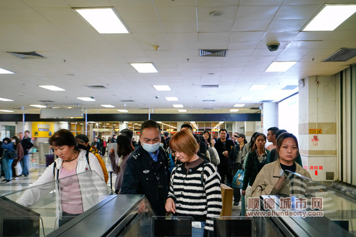 shundeplus/images/article/2024/02/06/e478320240206141638297728.jpg 顺德边检站执勤民警协助旅客使用快捷通道_副本.jpg