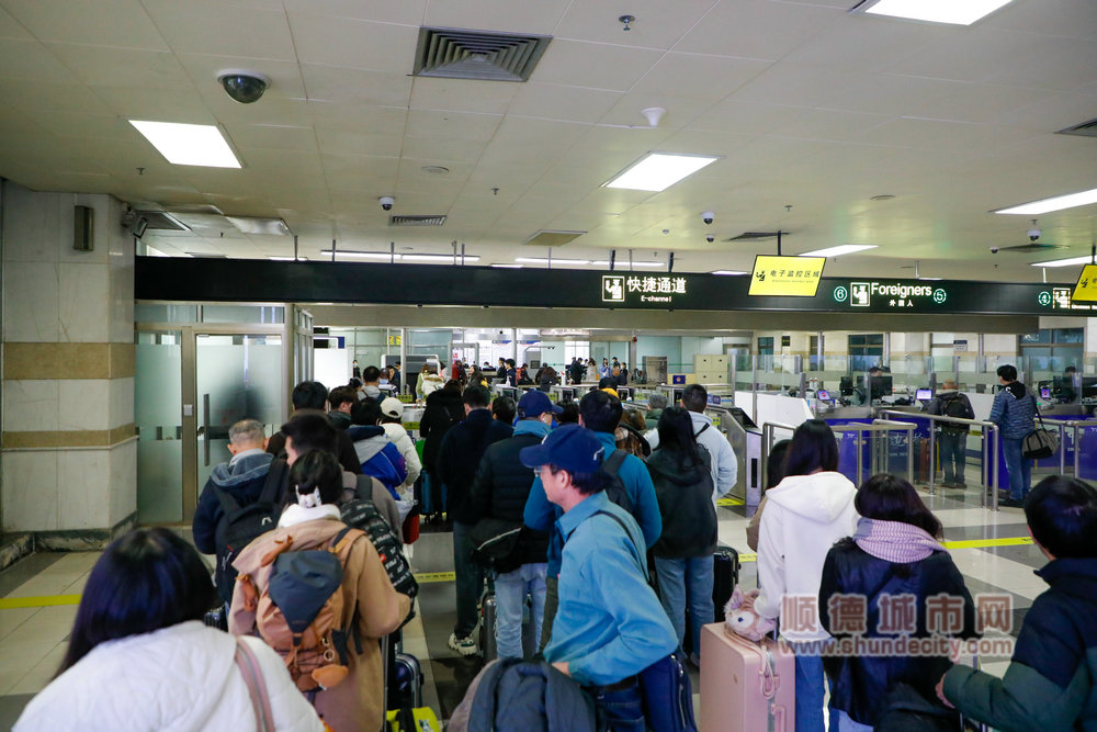 shundeplus/images/article/2024/02/09/2beda2024020916483714301.jpg 【3】2月9日除夕,返乡旅客在顺德客运港入境大厅有序排队候检.jpg