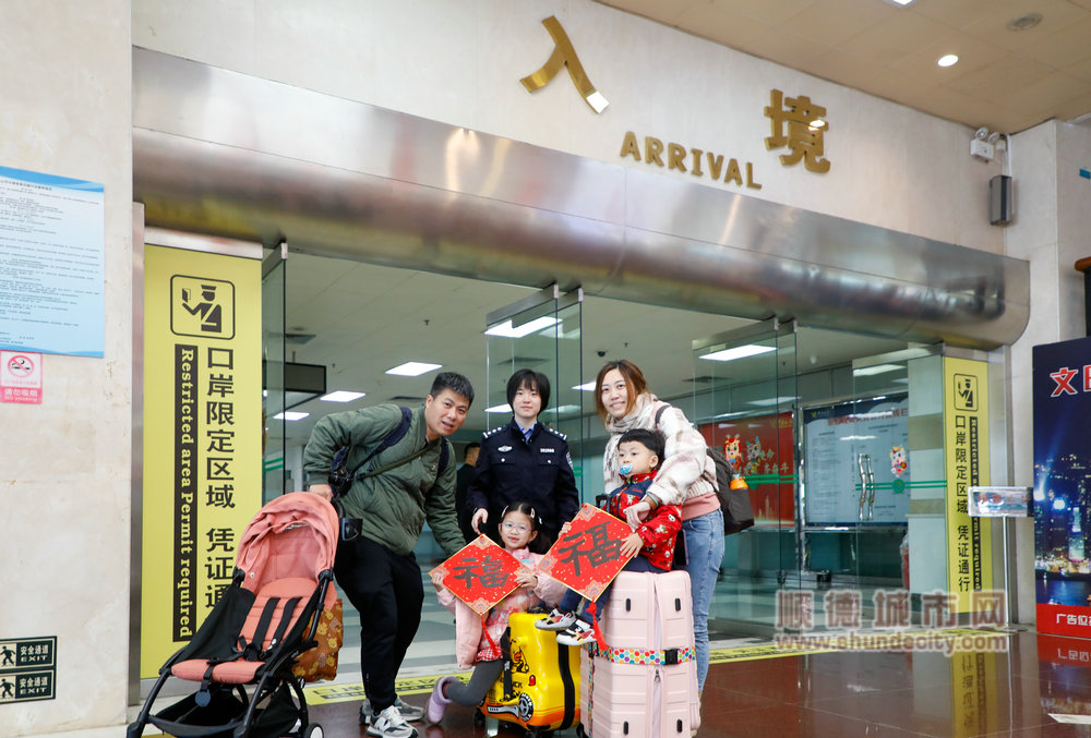 shundeplus/images/article/2024/02/09/7a3c420240209165031332185.jpg 【6】顺德边检站通过送福字、致祝福等方式,向广大出入境人员特别是返乡旅客传递关怀和温暖.jpg