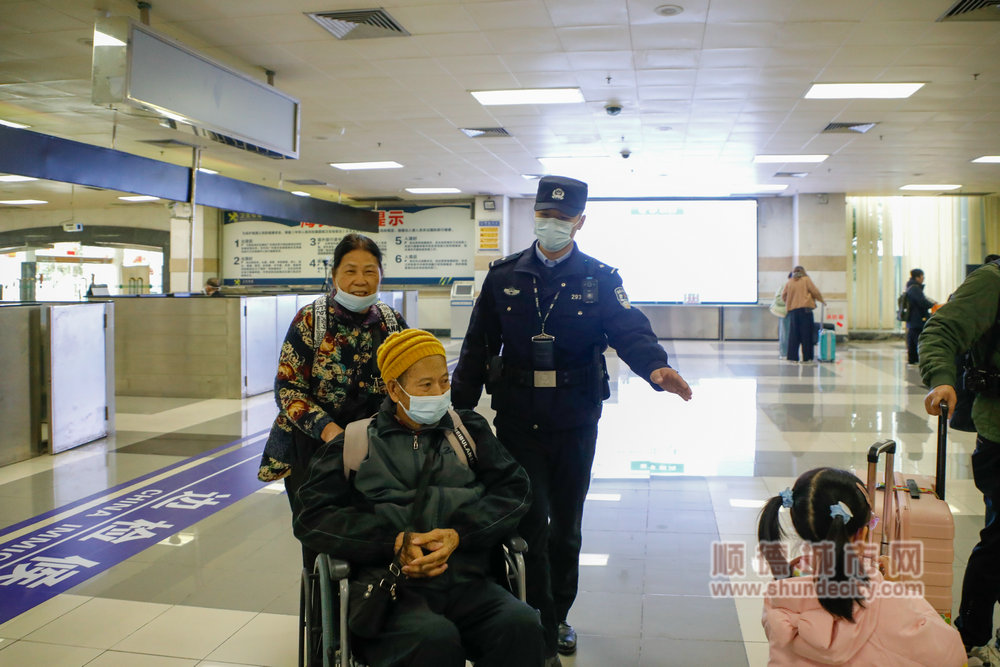 shundeplus/images/article/2024/02/09/acf4320240209164951961723.jpg 【5】第一年参加春节勤务的顺德边检站执民警潘东航在岗位上服务旅客通关.jpg