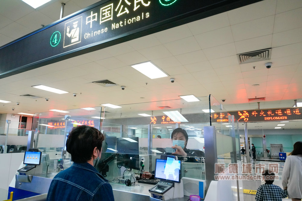 shundeplus/images/article/2024/02/09/d6b0920240209164912595603.jpg 【4】顺德边检站执勤民警刘婷用真情服务温暖旅客的返乡旅途.jpg