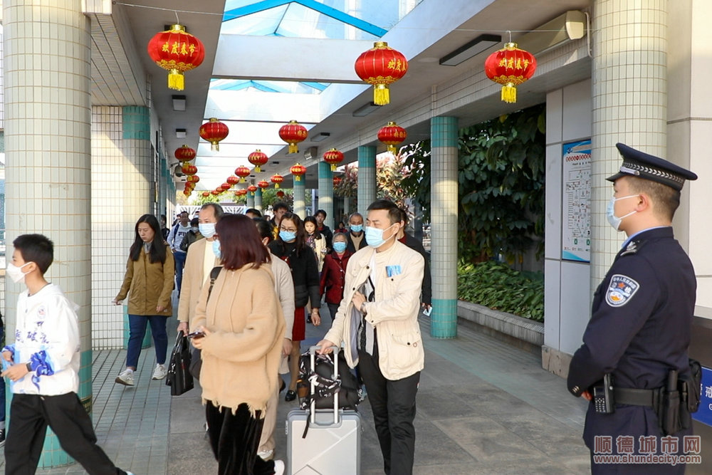 shundeplus/images/article/2024/02/14/4bcdb20240214111152798507.jpg 顺德边检站增加现场执勤、服务、咨询等岗位警力应对客流高峰.jpg