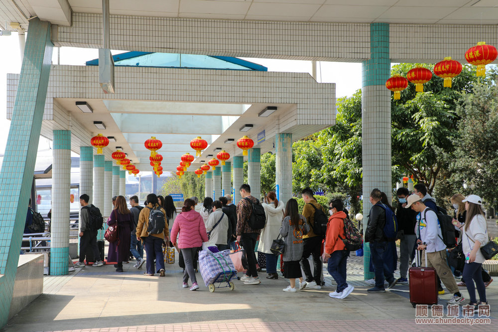 shundeplus/images/article/2024/02/14/b480420240214111244846546.jpg 顺德客运港的客流主要是以节前返乡探亲的香港居民和假期出游返程的内地居民为主.jpg
