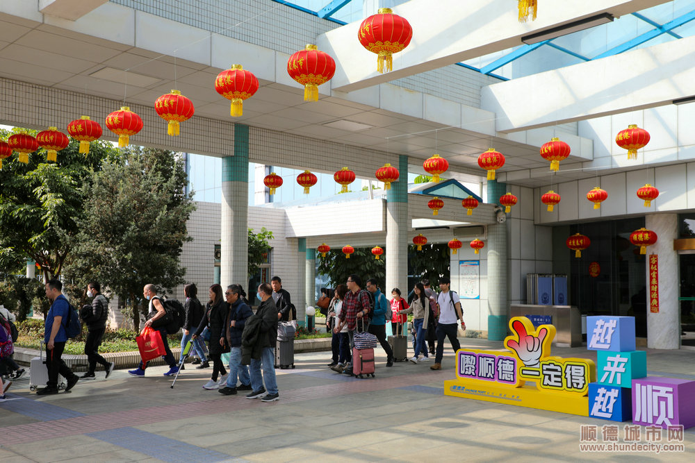 shundeplus/images/article/2024/02/14/baa5020240214111256373236.jpg 在春节假期尾声顺德客运港出入境客流将持续维持高位.jpg