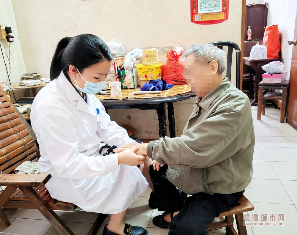 预约到院就诊前，伦教医院医生上门对伟叔进行再次体查评估.jpg