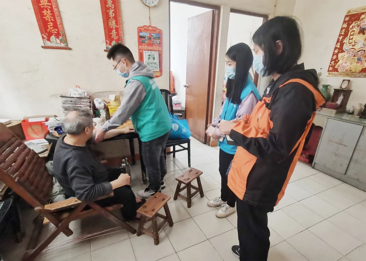 伦教健共体家庭医生及社工志愿者上门了解情况.jpg