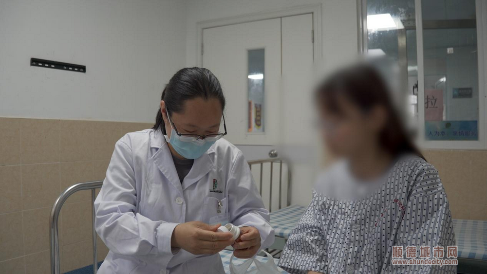 吳廷娟正在耐心指導患者用藥。.png