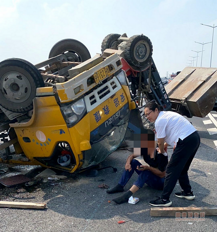 吳廷娟正在為貨車司機處理傷口。1.png