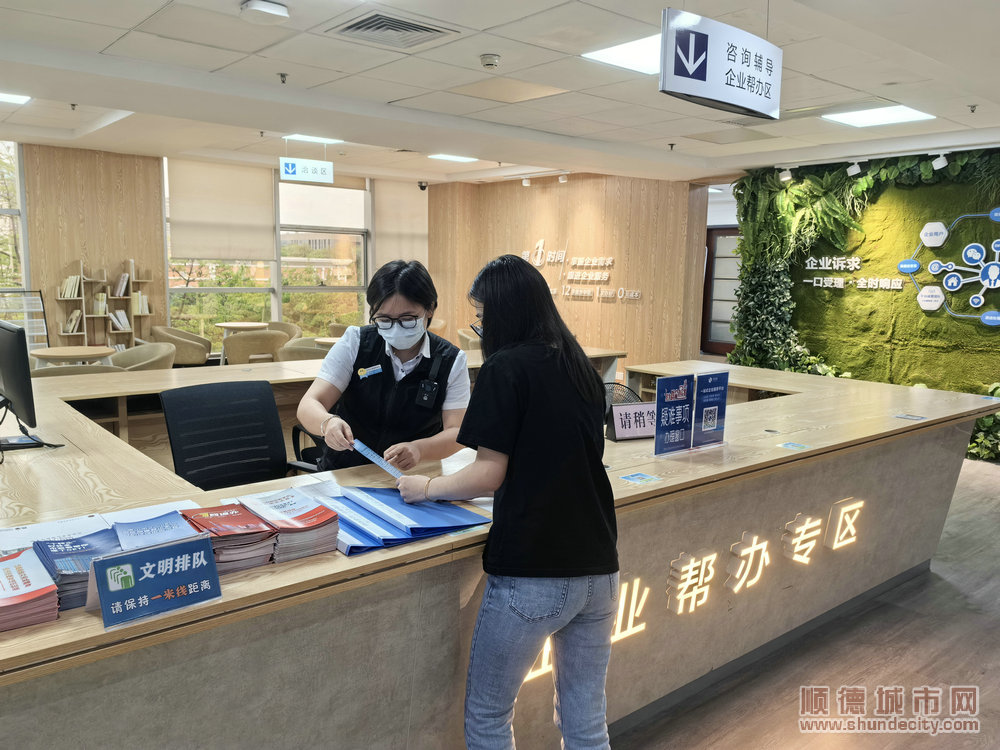 003帮办员为办事人解答企业开办疑难问题.jpg