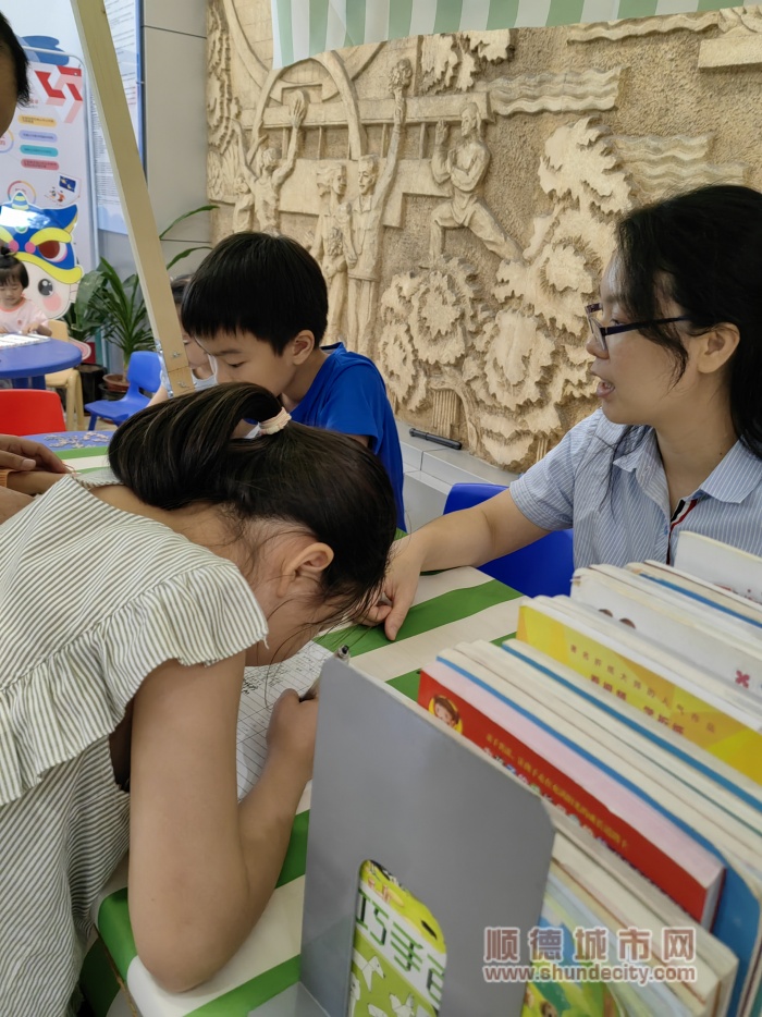 4.摊位不但有好玩的游戏，还有少儿馆为孩子们推荐的优秀童书！_副本.jpg