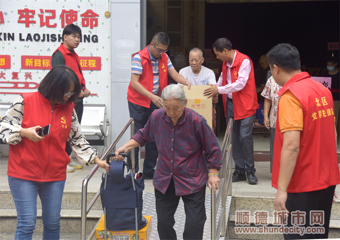 北區(qū)社區(qū)“九九重陽(yáng)節(jié) 情暖金秋”敬老節(jié)派米活動(dòng)——在職黨員志愿服務(wù)活動(dòng).jpg