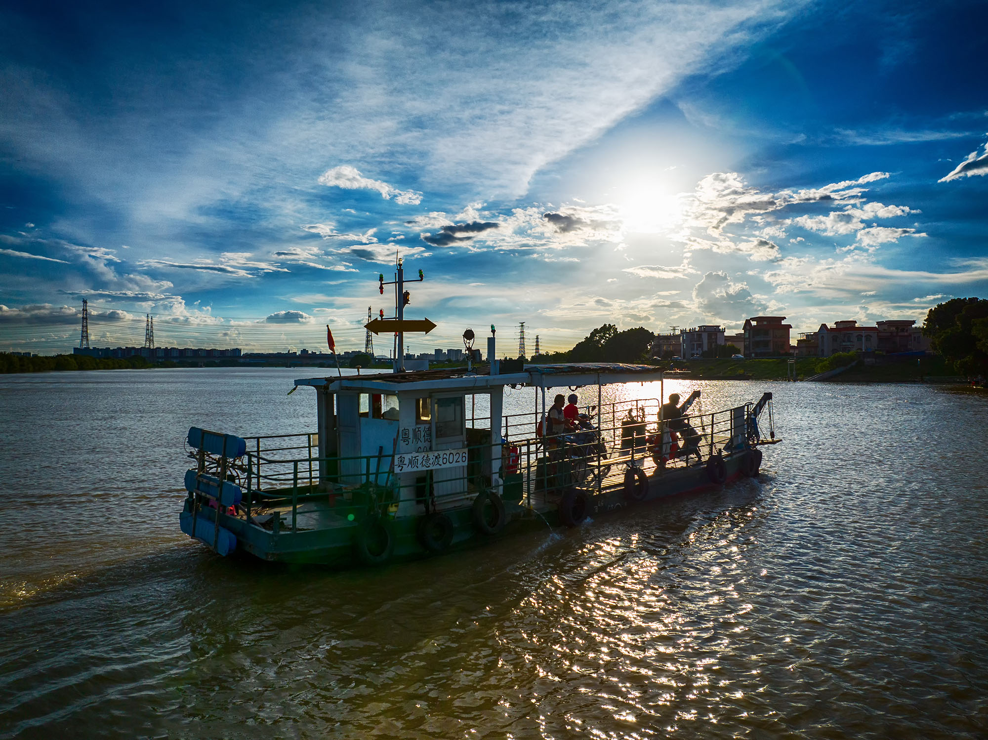 3、悠悠的船只载着两岸的居民来往穿梭，这特殊的交通工具让人熟悉又亲切。（摄影：冯伟峰）.JPG