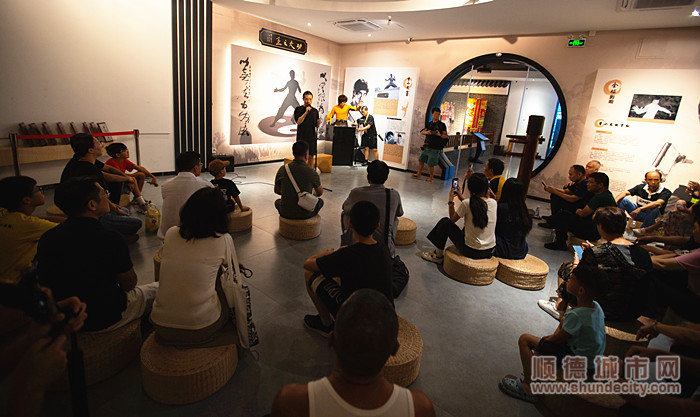 图2 在功夫小镇客厅内,龙迷们进行感想分享与交流.jpg