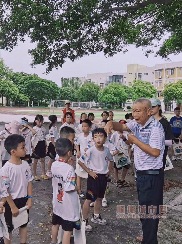 仙涌村朱子文化传承队的朱老先生为学员口述朱子文化历史（1）.jpg