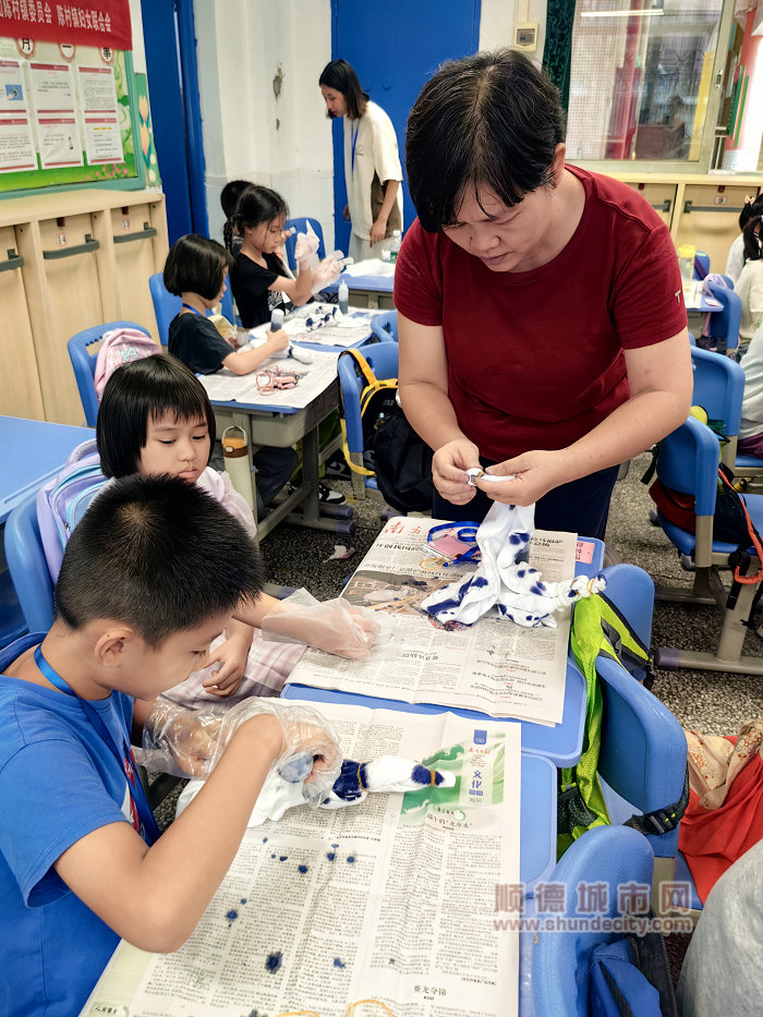 机关工会小营员学习非遗手作——扎染.jpg