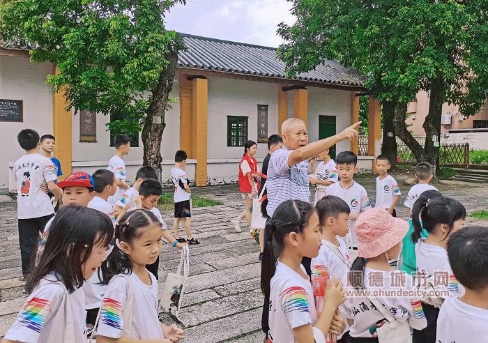 仙涌村朱子文化传承队的朱老先生为学员口述朱子文化历史（2）.jpg