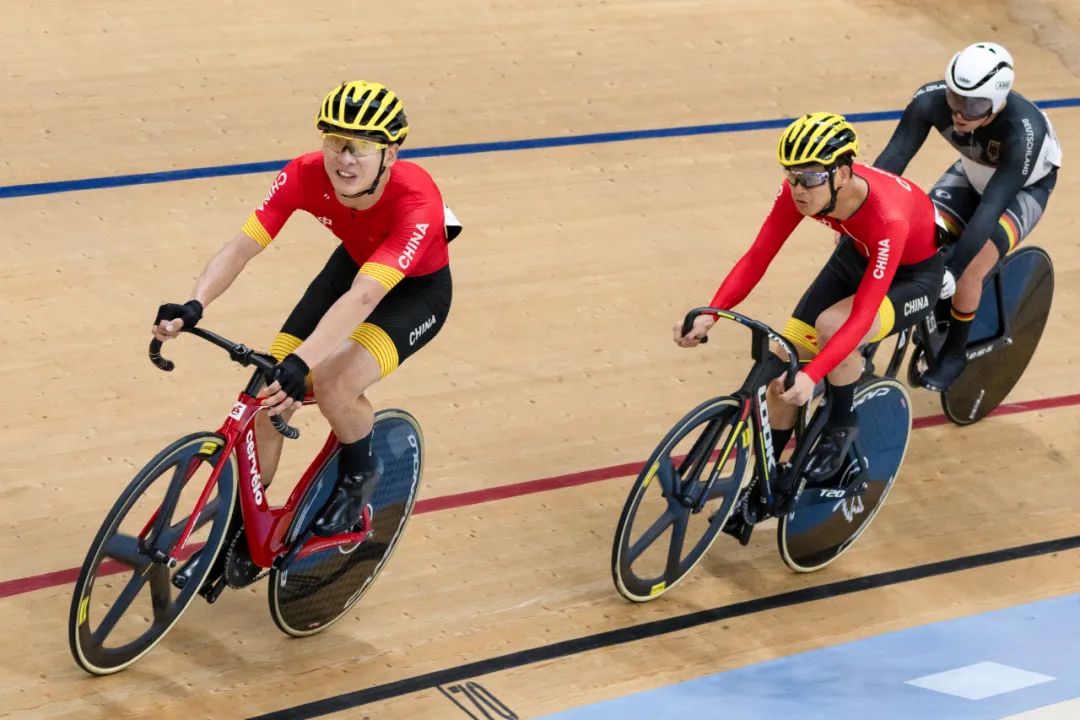 资料图：2024年3月，中国选手梁伟聪（左）、李樟煜（中）在比赛中。新华社记者 王天聪 摄.jpg