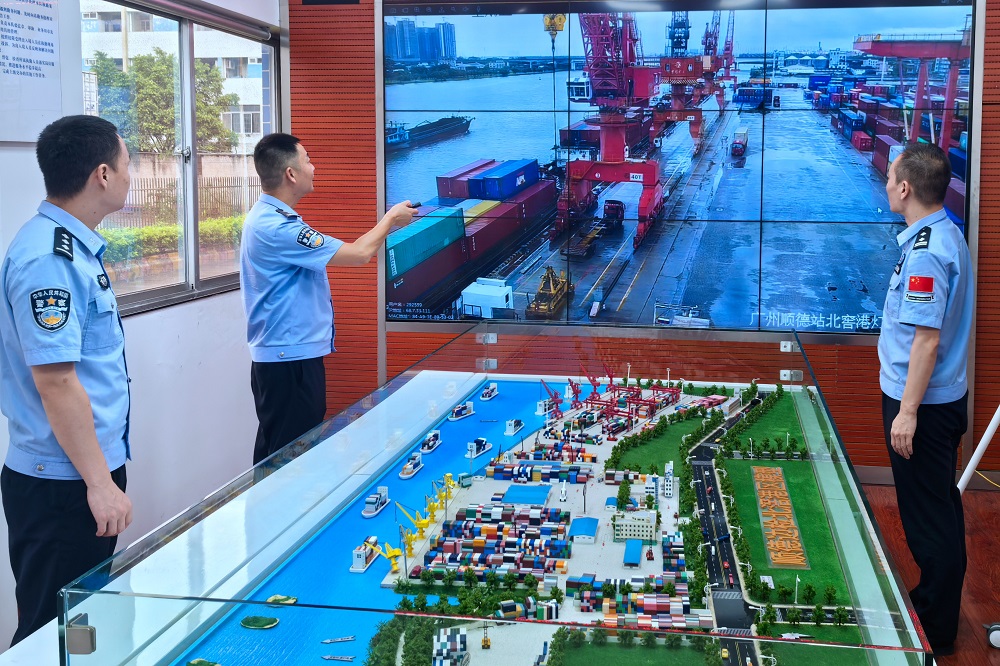 顺德边检站已建立防台风24小时应急值守机制，确保遇有紧急情况得到及时处置.jpg