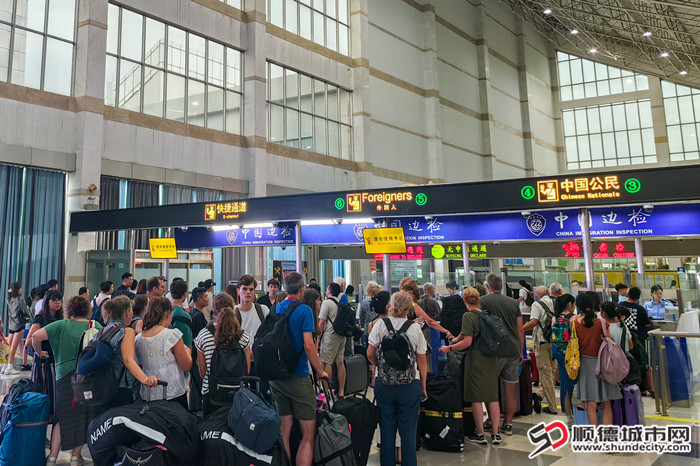 來自荷蘭、德國、秘魯、智利等國家的50余個外國旅游團從順德客運港通關_副本.jpg