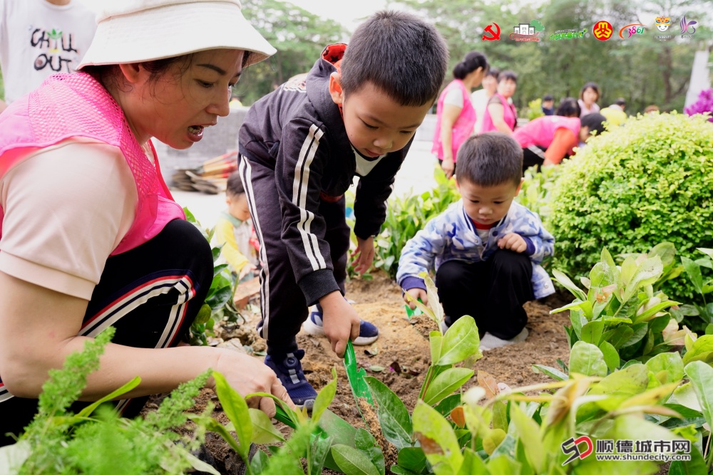 苏岗社区“点亮儿童未来,荒地变绿美”亲子种植活动1_副本.jpg