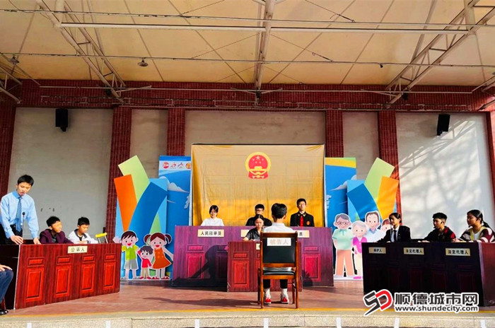 桂凤中学的学生们带来了模拟法庭和调解情景剧。.jpg