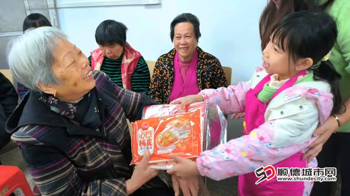 为长者送上节日的祝福和礼物。.jpg