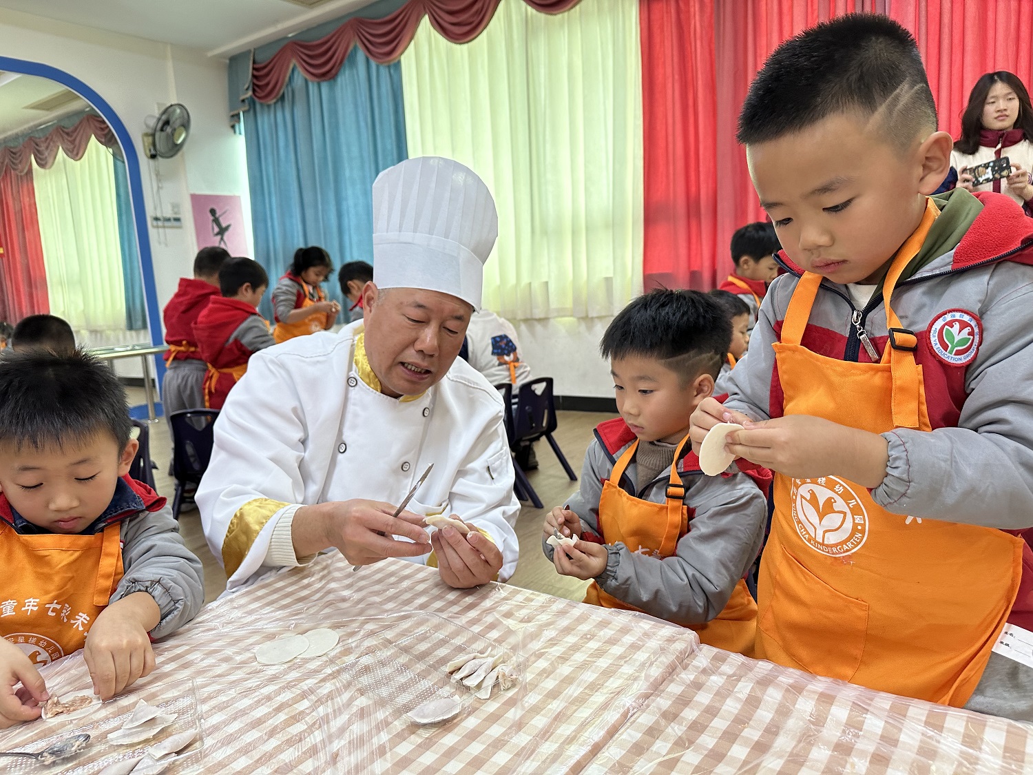 孩子们学得认真而投入，都乐在其中，享受着劳动乐趣与成功喜悦，每一个鱼皮角都包裹着努力与快乐，幼儿们在味蕾中寻得顺德人匠心传承的精神.JPG