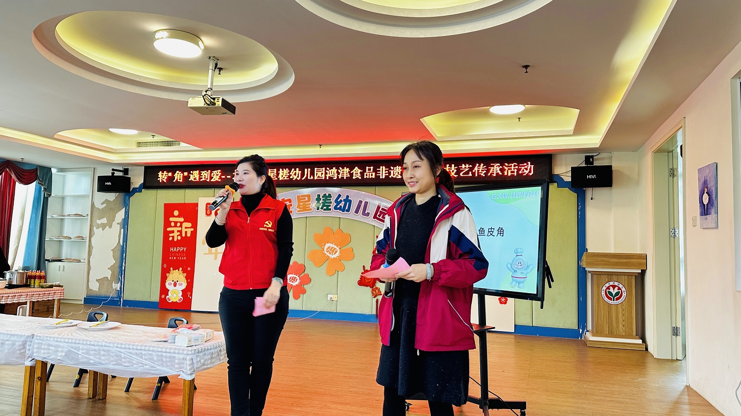 顺德区“理绽顺德”宣讲团成员何翠娟（左一）讲述了顺德现有各级非物质文化遗产情况.jpg