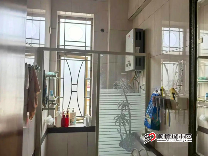 安装在浴室内，存在安全隐患。.jpg