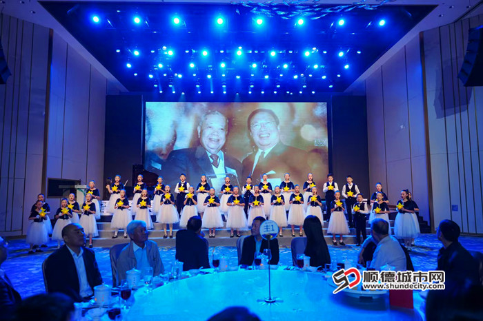 北滘少儿合唱团《夜空中最亮的星》慈善义演。.jpg