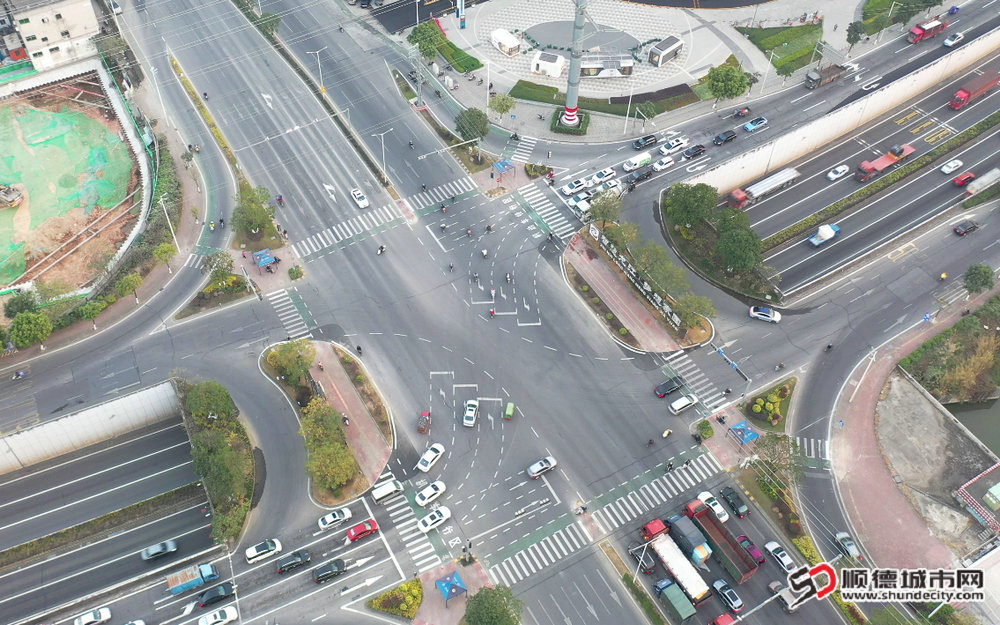 龙洲路-乐龙路十字路口多措并举缓解拥堵状况。.jpg