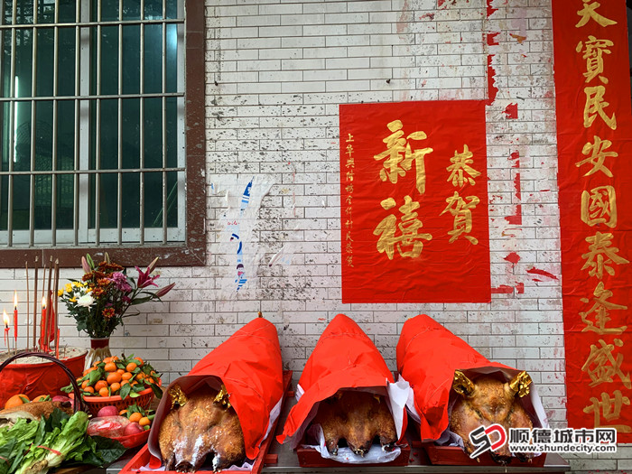 沿途村民早早準備了燒豬、生菜等迎接巡游隊伍。.jpg