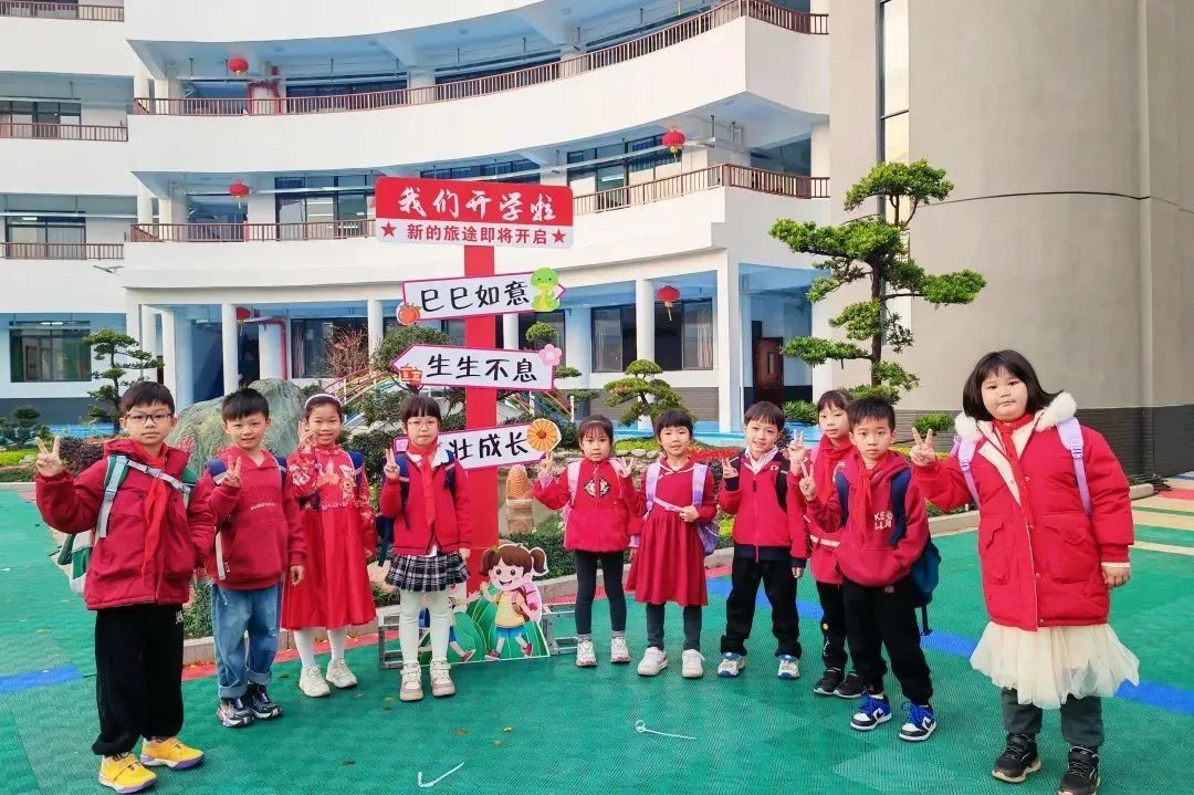 新圩小學：孩子們一起打卡煥新后的“最美校園”.jpg