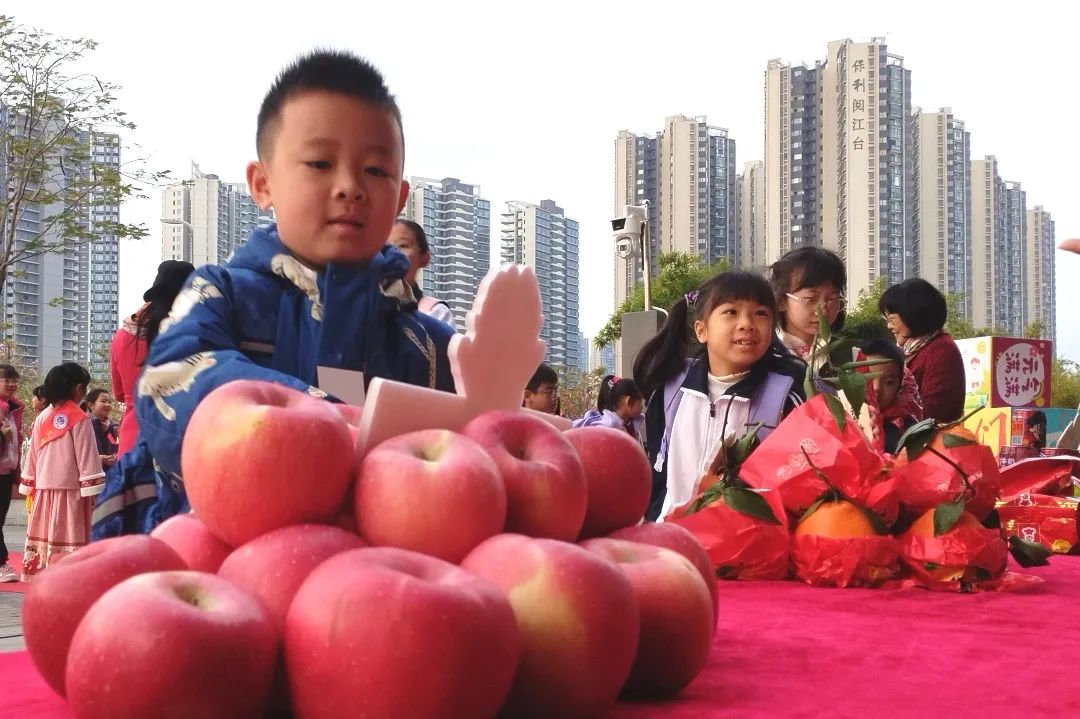 學生摸各種水果代表吉祥如意.jpg