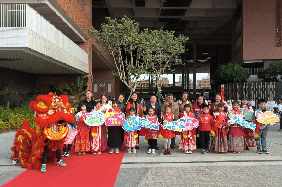學生穿漢服回校.jpg