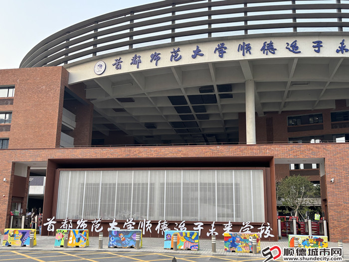 適子未來學(xué)校（校本部）以科技、未來為主題，描繪具有未來夢幻色調(diào)溫馨和諧的抽象裝飾畫（2）_副本.jpg