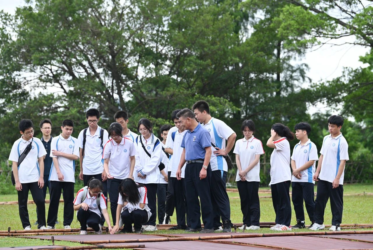 黃田勝在香云紗保護基地為學生講解香云紗染整技藝相關知識.jpg