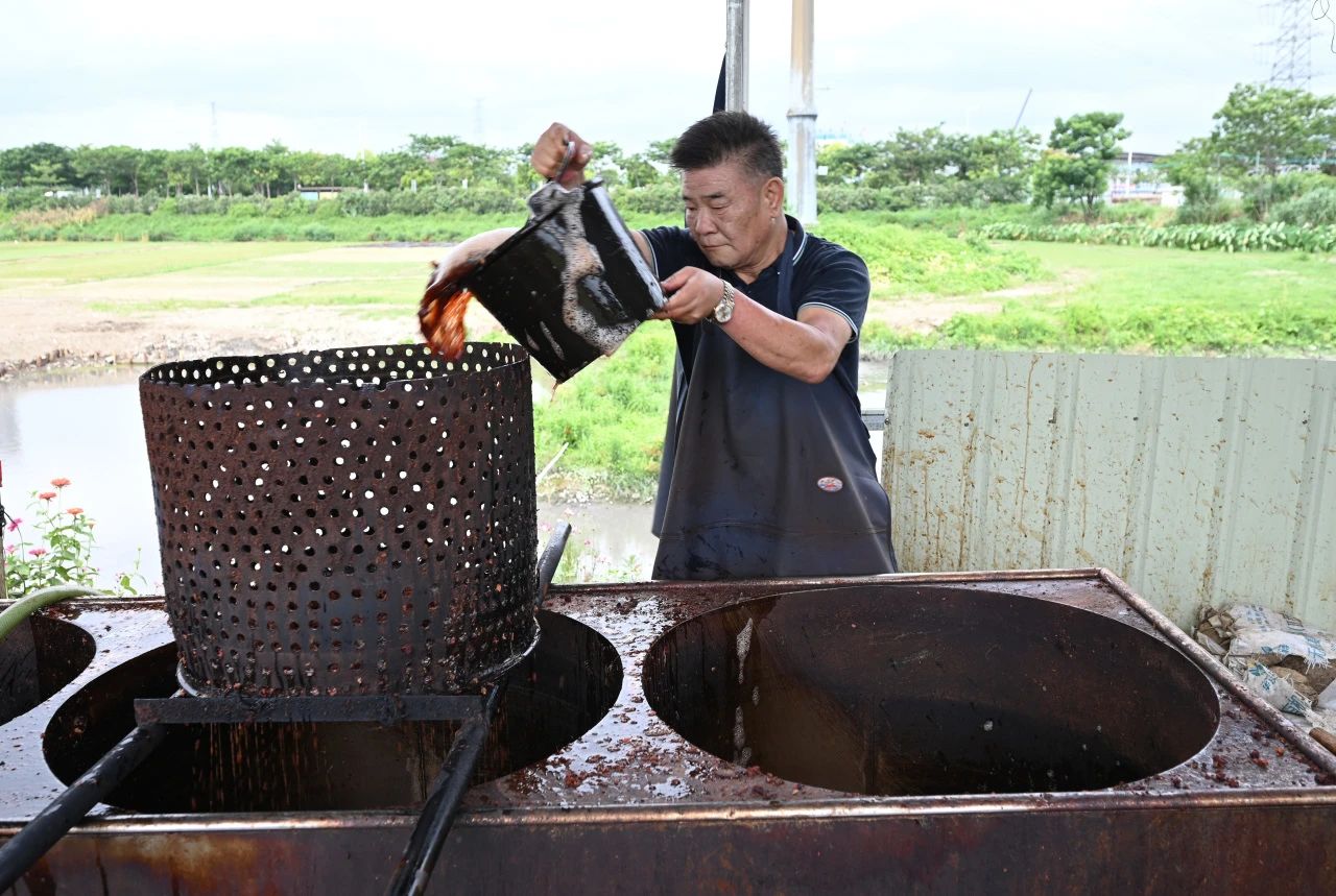 不同絲綢對薯莨水的濃度要求不同，圖為黃田勝在調配薯莨水.jpg